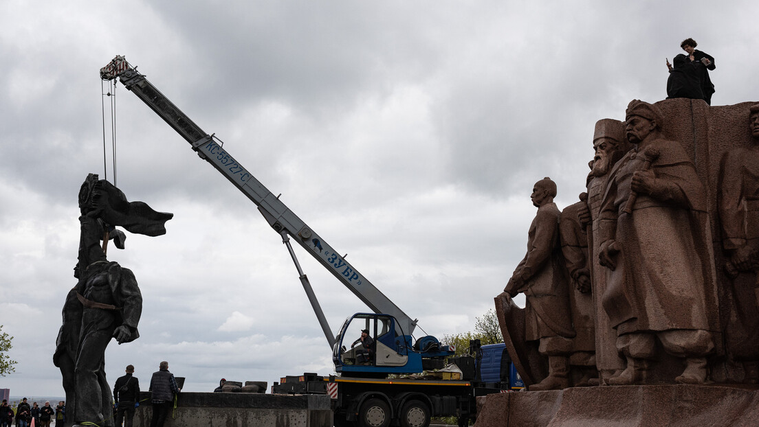 Украјиници одложили рушење споменика Брежњеву: Немају довољно новца