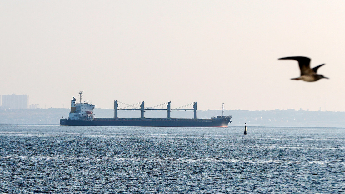 Теретни брод са храном из Украјине заглављен у Босфорском мореузу, саобраћај обустављен
