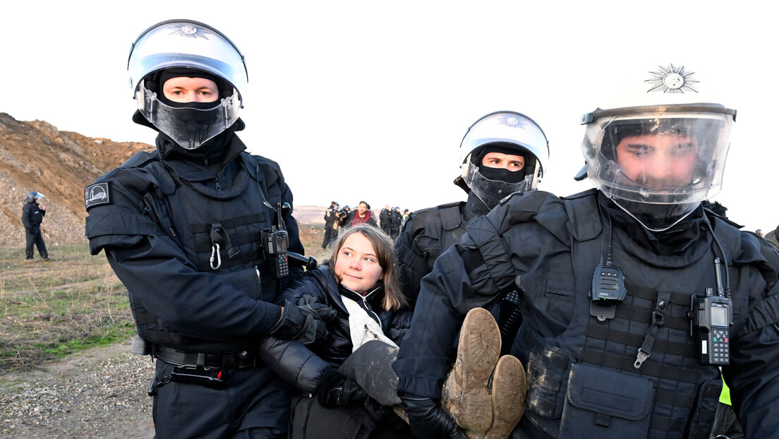 Немачка полиција  изнела Грету Тунберг са протеста у руднику (ВИДЕО)