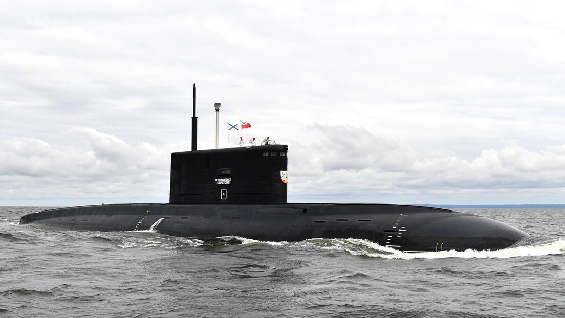Руска нуклеарна подморница на путу ка бази Северне флоте