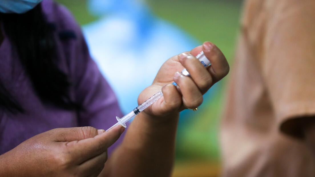 "Волстрит џорнал":  Произвођачи вакцина обмањују јавност, нема доказа да бивалентни бустери помажу