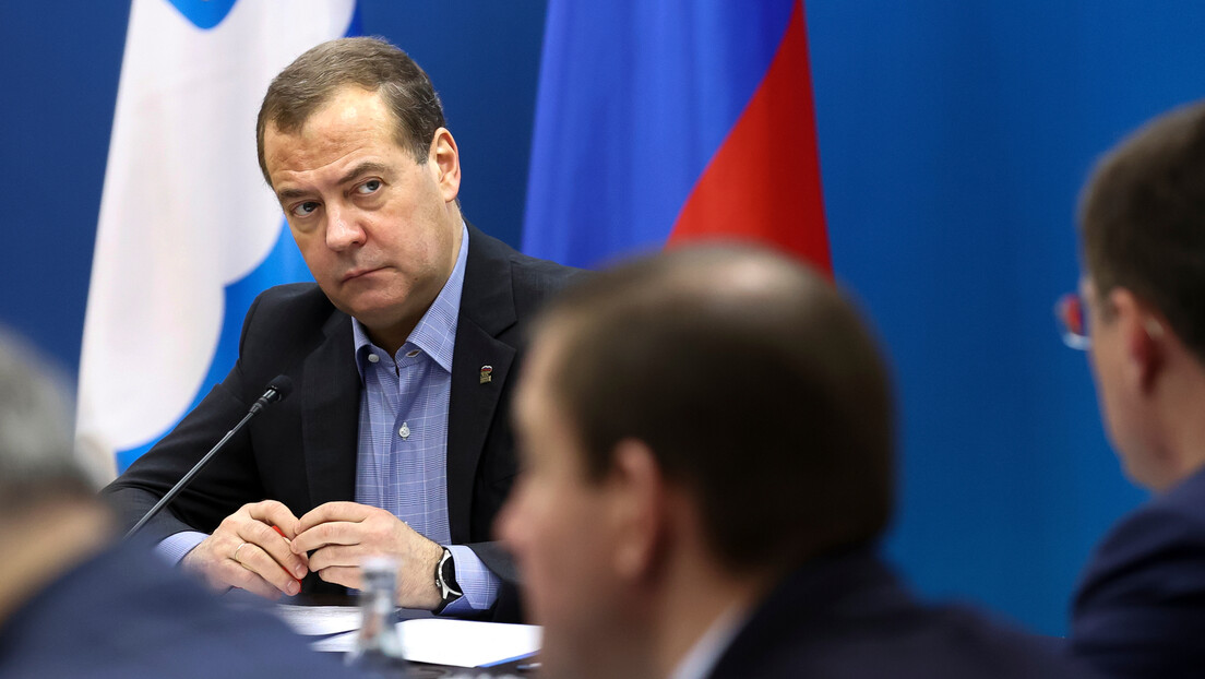 Медведев: Не требају вам подморнице, јер ускоро остајете без мора