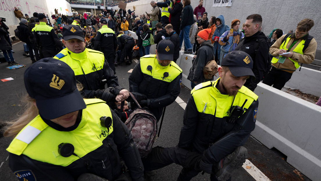 Полиција у Хагу хапсила климатске активисте: Везивали се ланцима и лепили за ауто-пут