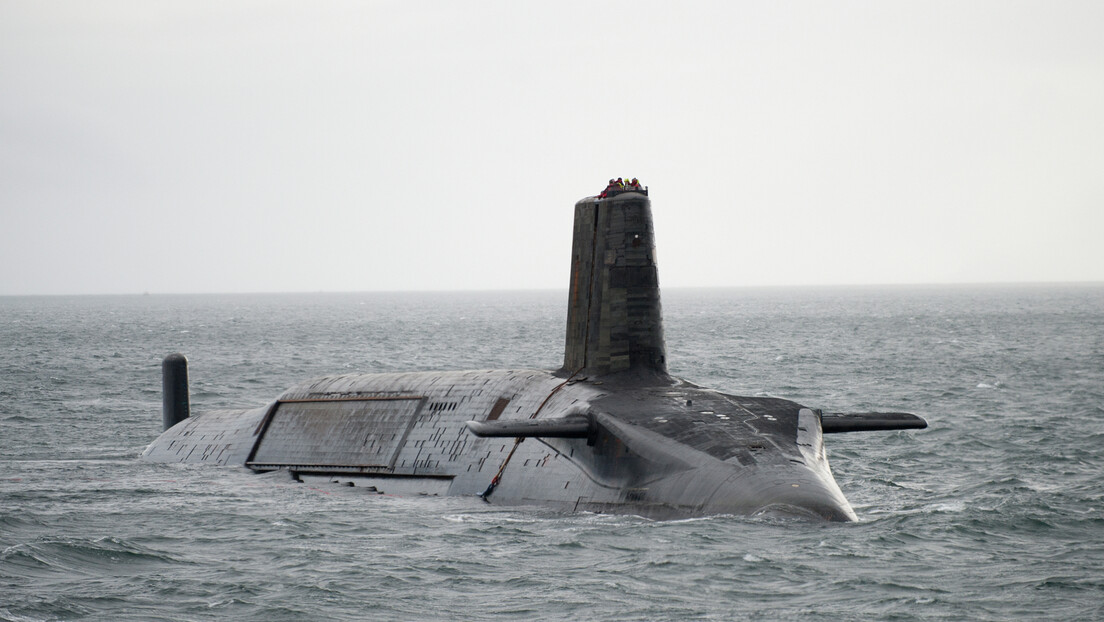 Скандал у Британији: Нуклеарну подморницу поправљали супер лепком!?
