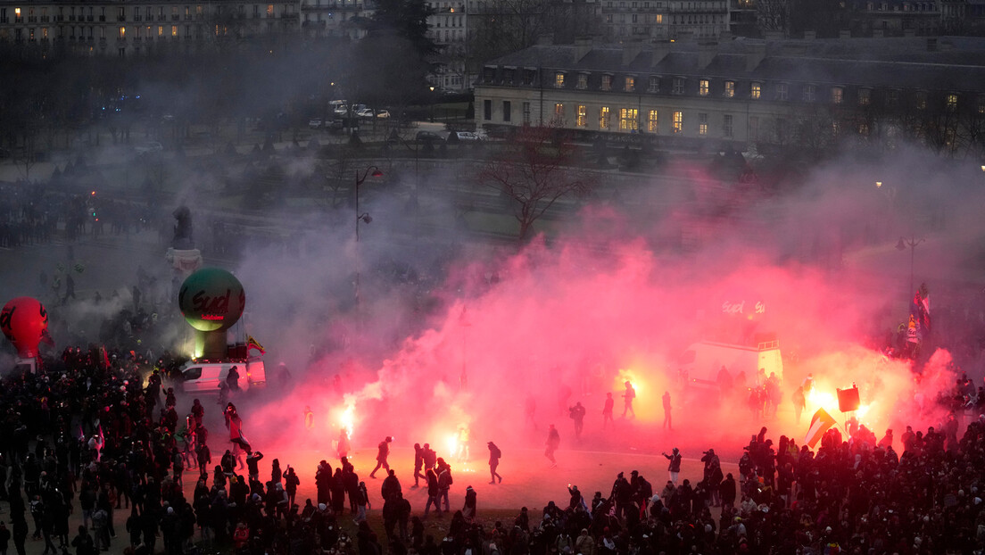 На протестима у Француској 1,2 милиона људи, влада не одустаје од пензионе реформе