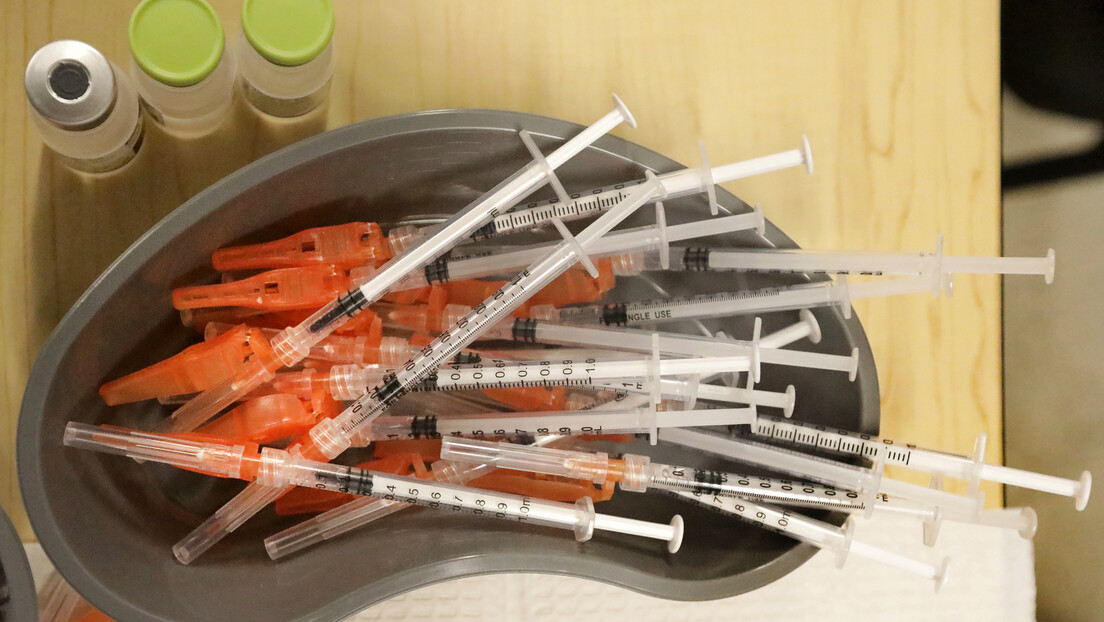 "Njujork tajms": Farmaceuti zadržali 1,4 milijarde dolara od otkazanih porudžbina kovid vakcina