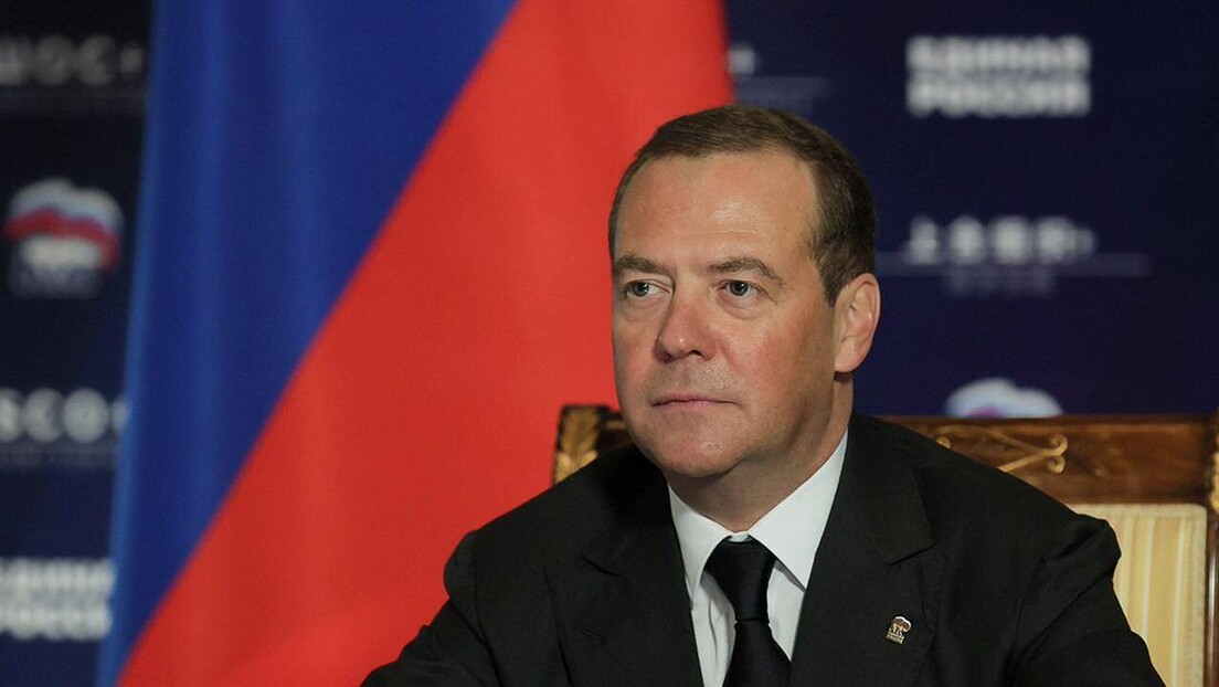 Медведев: Ако Крим буде нападнут, изгореће сва Украјина