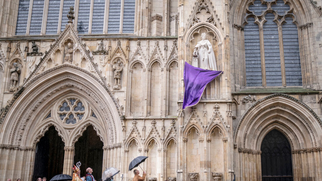Енглеска црква разматра увођење "родно неутралних заменица" за Бога