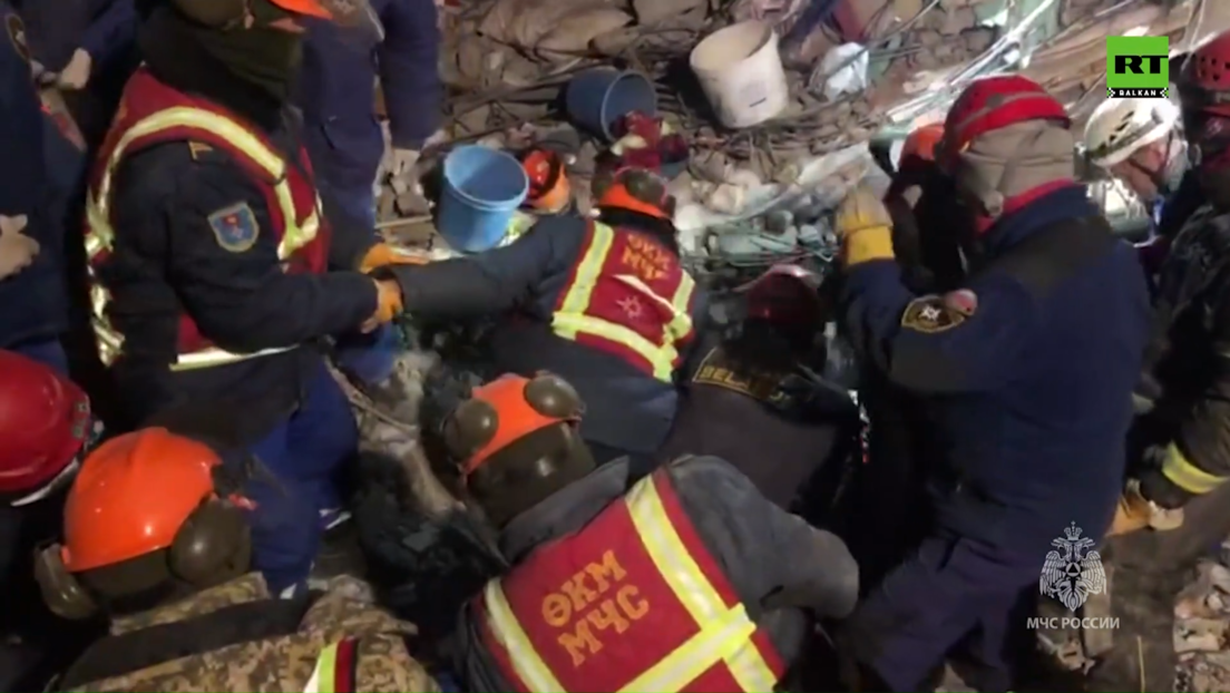 Нада последња умире: Спасен човек после 160 сати под рушевинама (ВИДЕО)