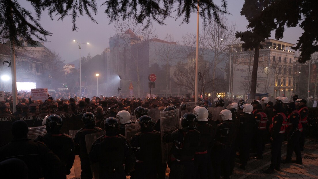 Sukob ispred albanskog parlamenta: Demonstranti bacili dimne bombe na zgradu, nestala struja