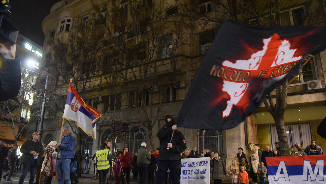 Više stotina ljudi na protestu u Beogradu; Srušili ogradu ispred Predsedništva, reagovala policija