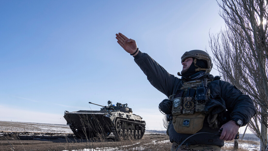 Војник са симболом ИСИС-а на фронту, тражи још оружја за Украјину (ФОТО)