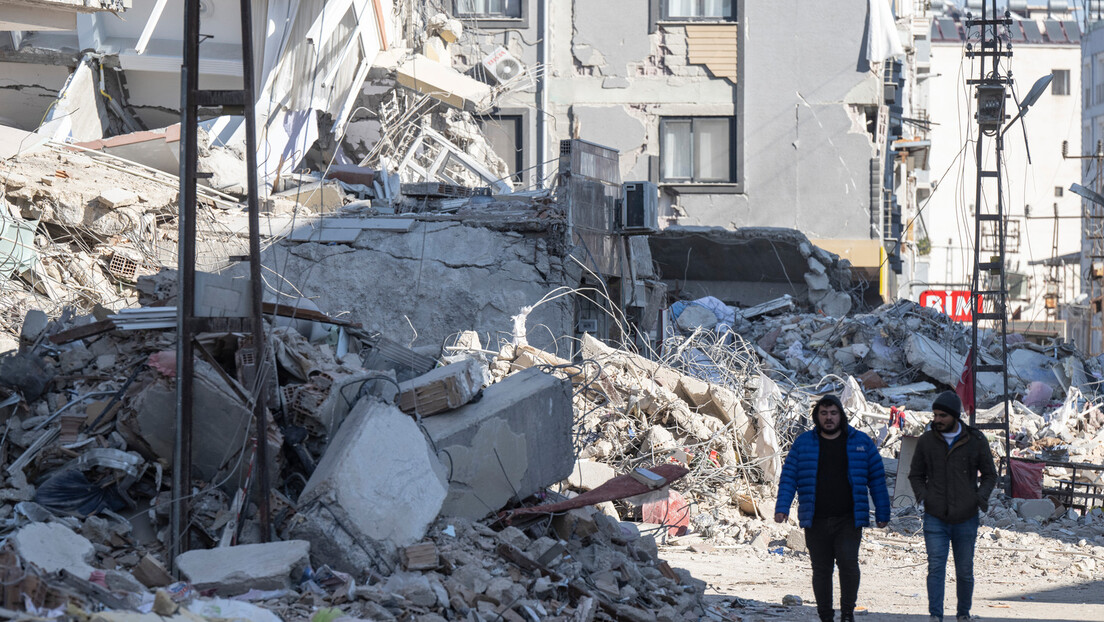 Чудо у Турској: Дечак извучен жив испод рушевина 11 дана после земљотреса (ВИДЕО)