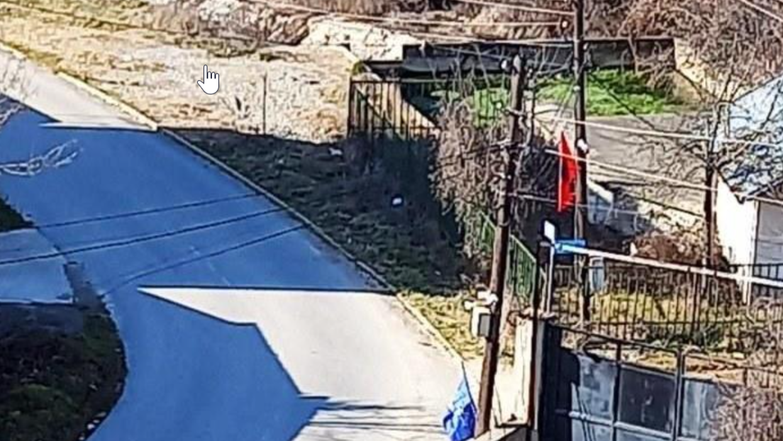 Zastave Albanije i tzv. Kosova okačene uz kapiju manastira Zočište
