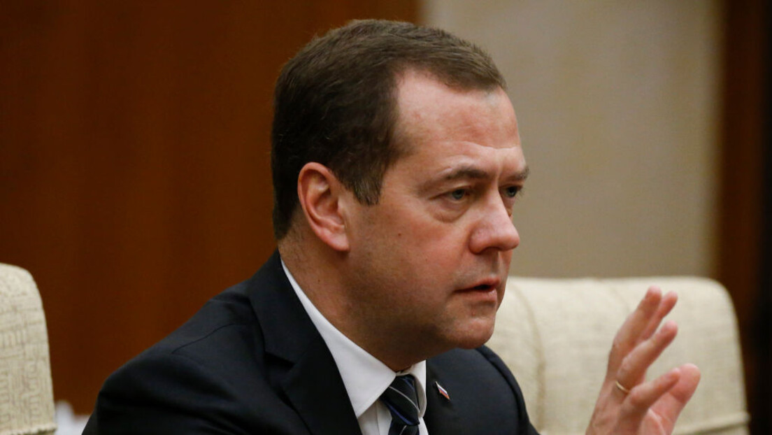 Медведев: Кловн Зеленски мораће да потпише оно што му кажу са Запада