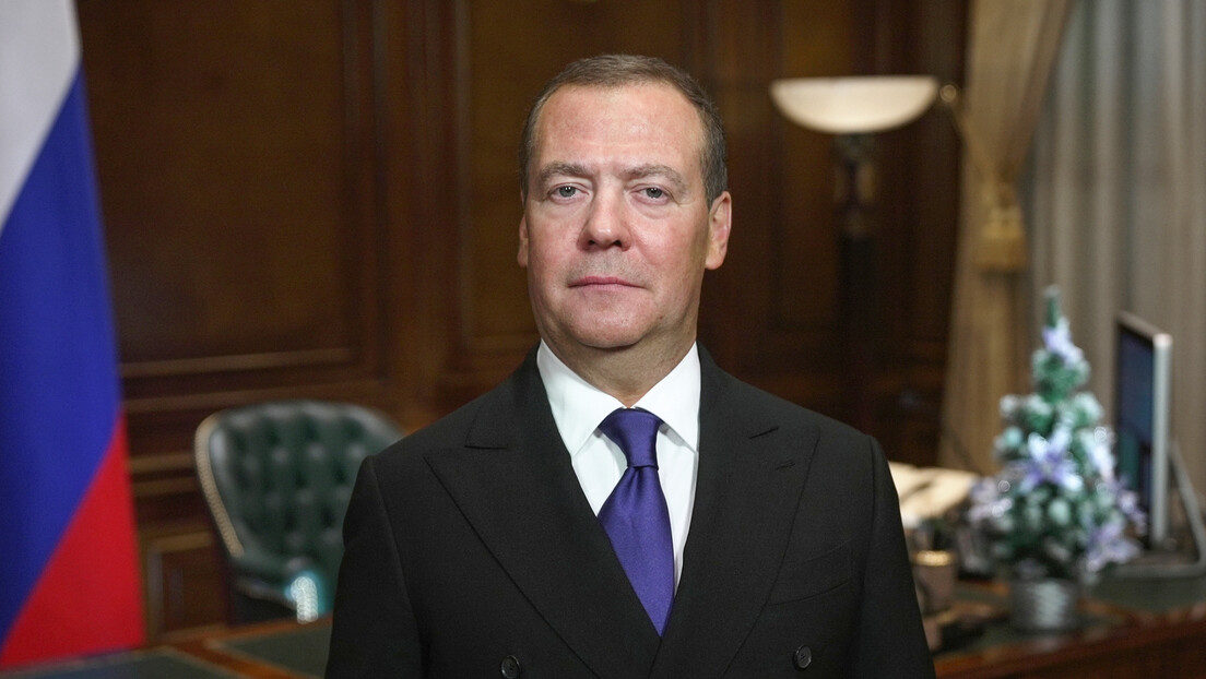 Медведев честитао Дан бранилаца отаџбине: Снага Русије је у јединству народа