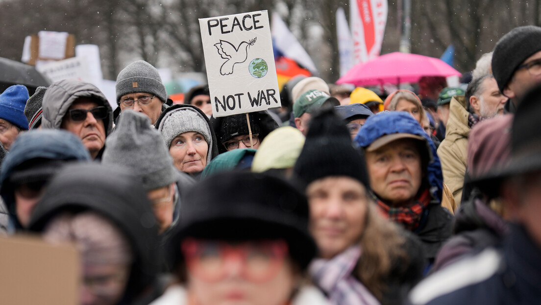 "Pregovarajte, ne eskalirajte": U Berlinu održan protest protiv naoružavanja Ukrajine