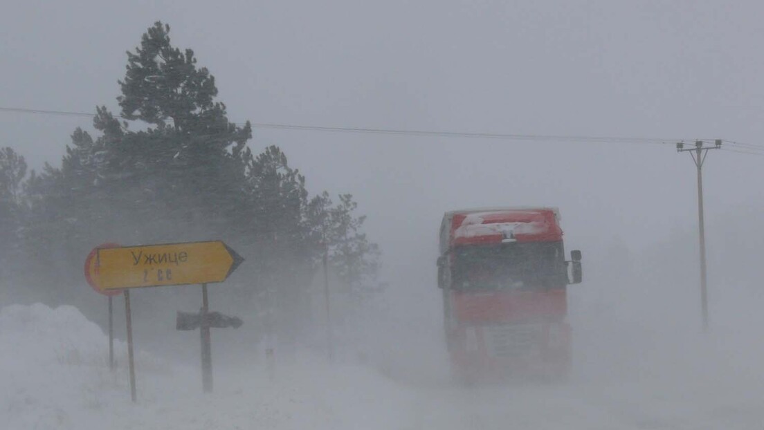 Јака мећава у западној Србији, десетине села у снежној блокади, хиљаде људи без струје