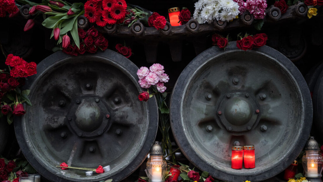 Пропао украјински перформанс у Берлину: Уништени руски тенк прекривен цвећем