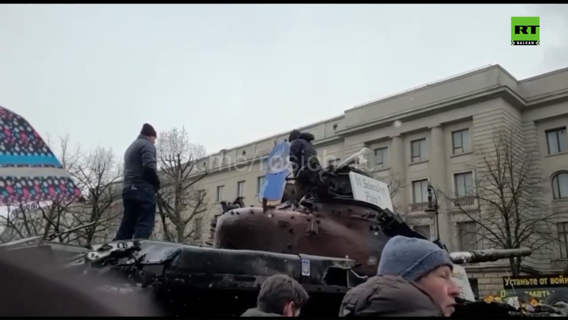 Propao ukrajinski performans: Uništeni ruski tenk u Berlinu prekriven cvećem (VIDEO)