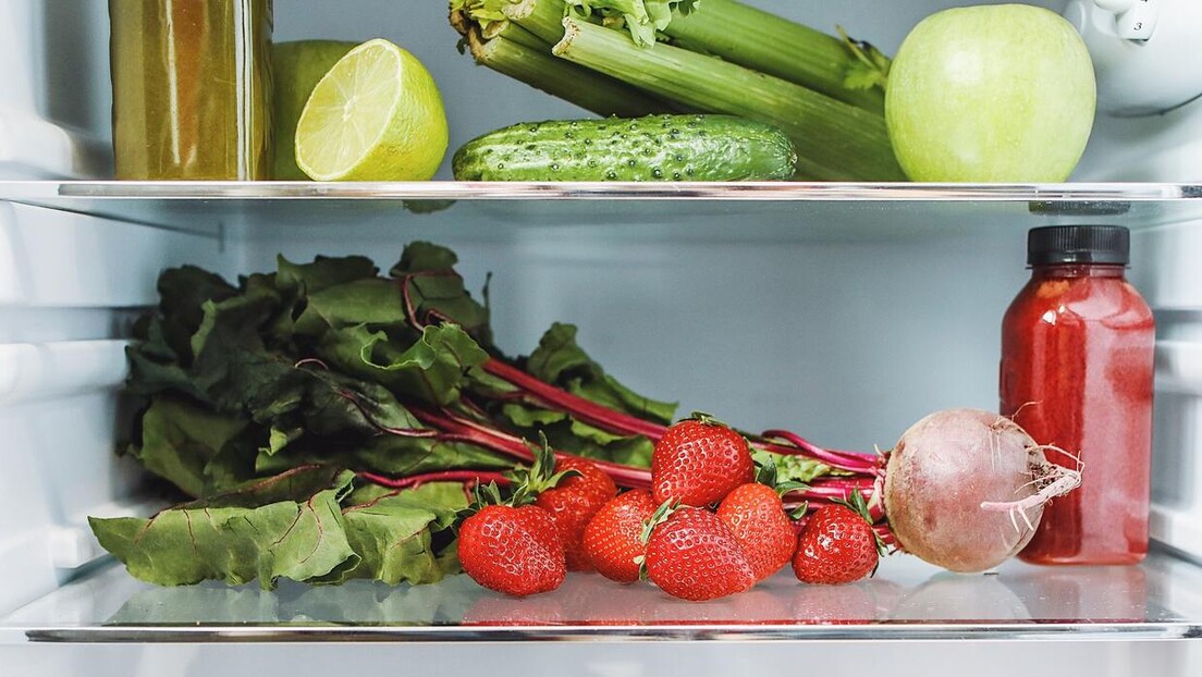 Украшавање полица у фрижидеру је нови декоративни тренд