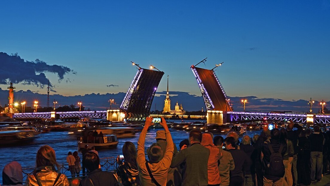 Мостови Санкт Петербурга - спајају и када су "раздвојени"