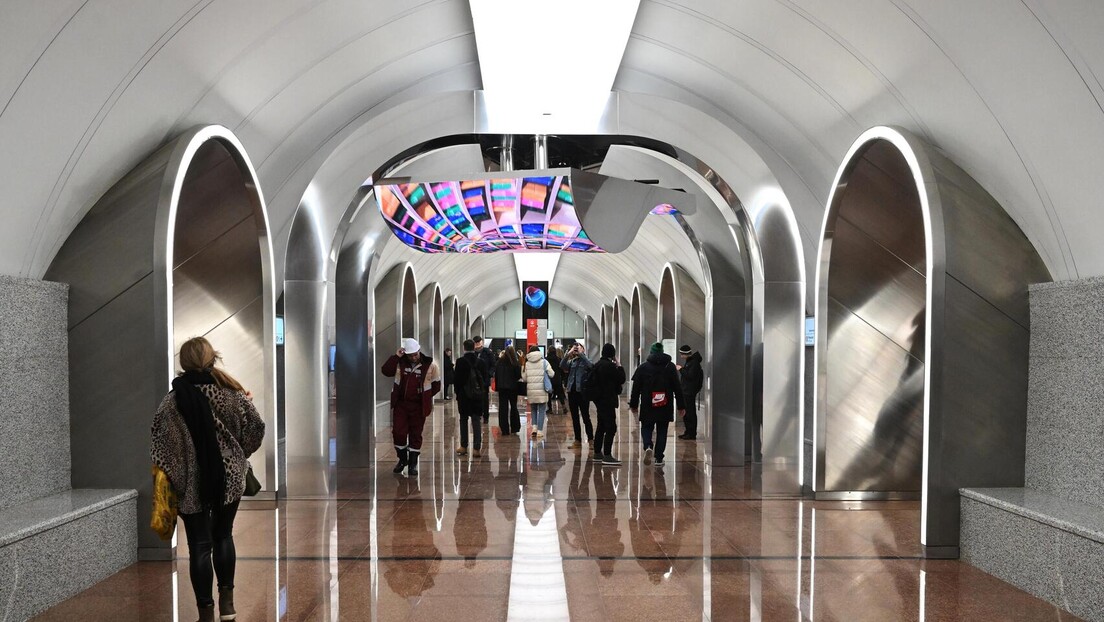 Нова "психоделична" станица московског метроа "обара са ногу" - путници омађијани леже на поду