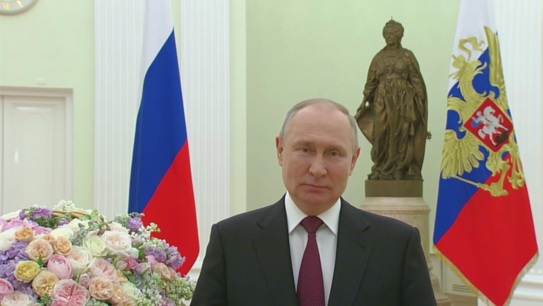 Путин честитао Дан жена: Узвишен однос према жени и мајчинству је безусловна вредност