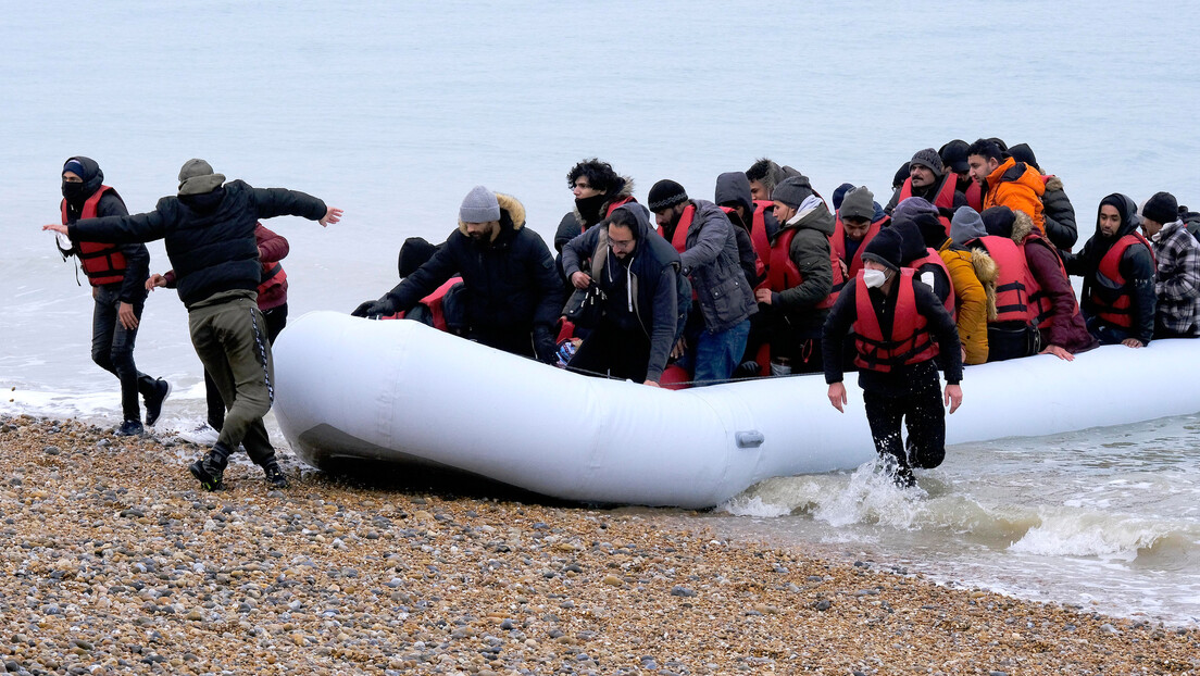 Предлог новог закона: Британија забрањује азил за мигранте са бродова
