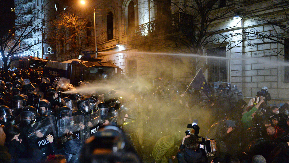 Нереди у Грузији: Демонстранти упали у парламент, повређено 50 полицајаца (ФОТО)