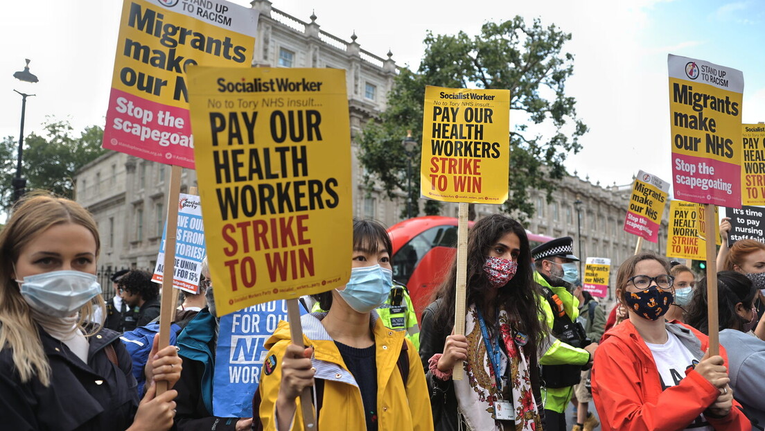 Демонстранти пред резиденцијом британског премијера подржали здравствене раднике