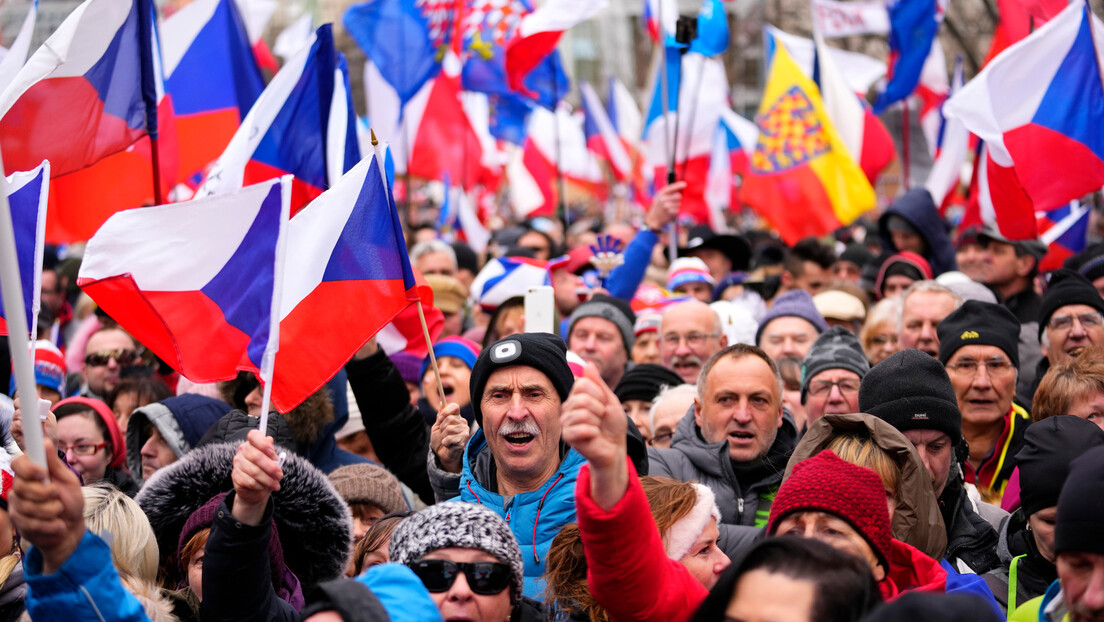 Хиљаде људи у Чешкој тражиле оставку владе и обуставу војне помоћи Украјини
