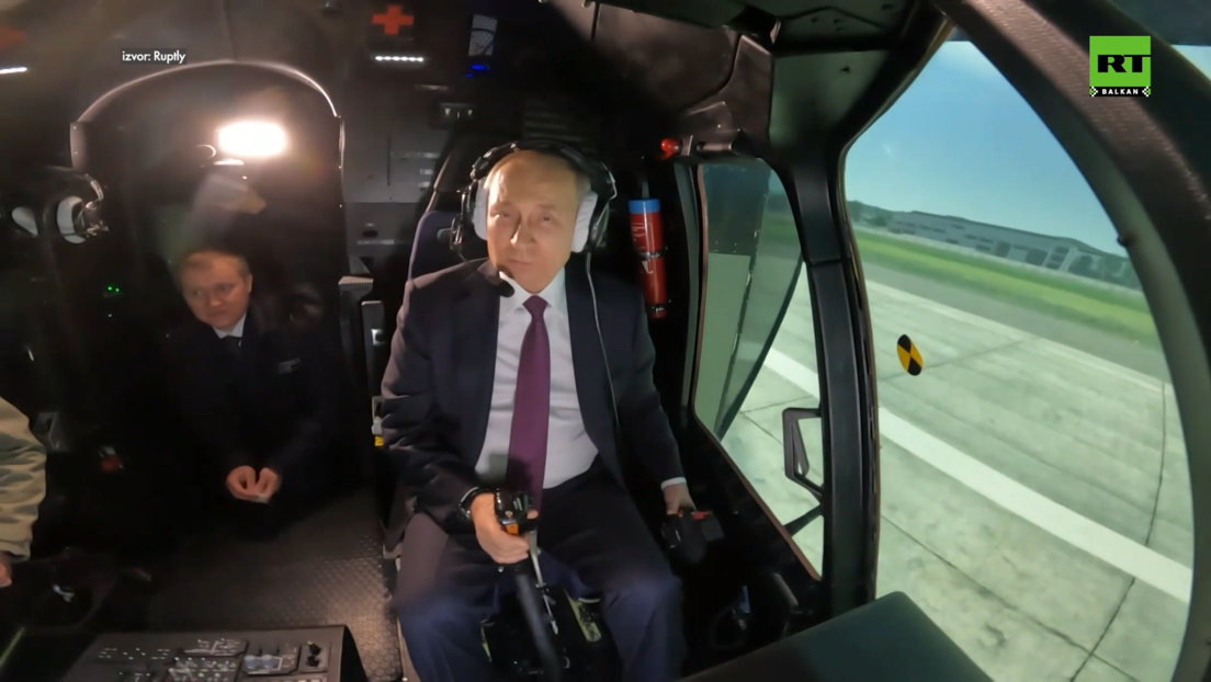 Путин као пилот: Тестирао симулатор хеликоптера