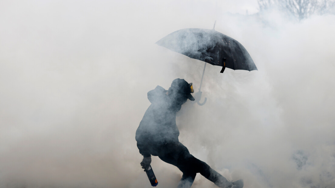 Француска гори: Полиција и народ у клинчу, више од 200 ухапшених на протестима (ВИДЕО)