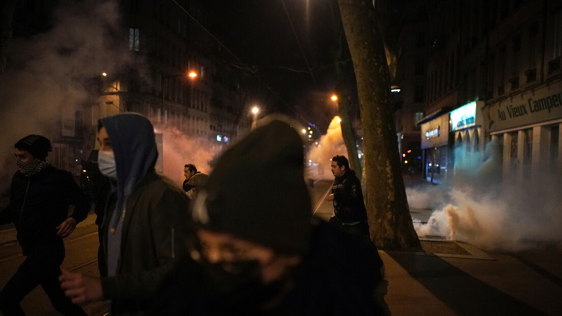 Париз у пламену: Демонстранти запалили смеће, сукоби с полицијом (ФОТО)