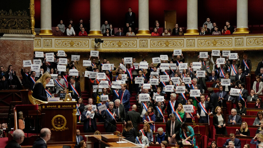 U Parizu uhapšena 234 demonstranta, Makronova vlada preživela glasanje o nepoverenju