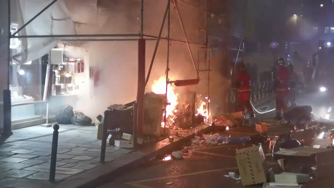 Хаос у Паризу: Демонстранти запалили смеће, сукоби с полицијом