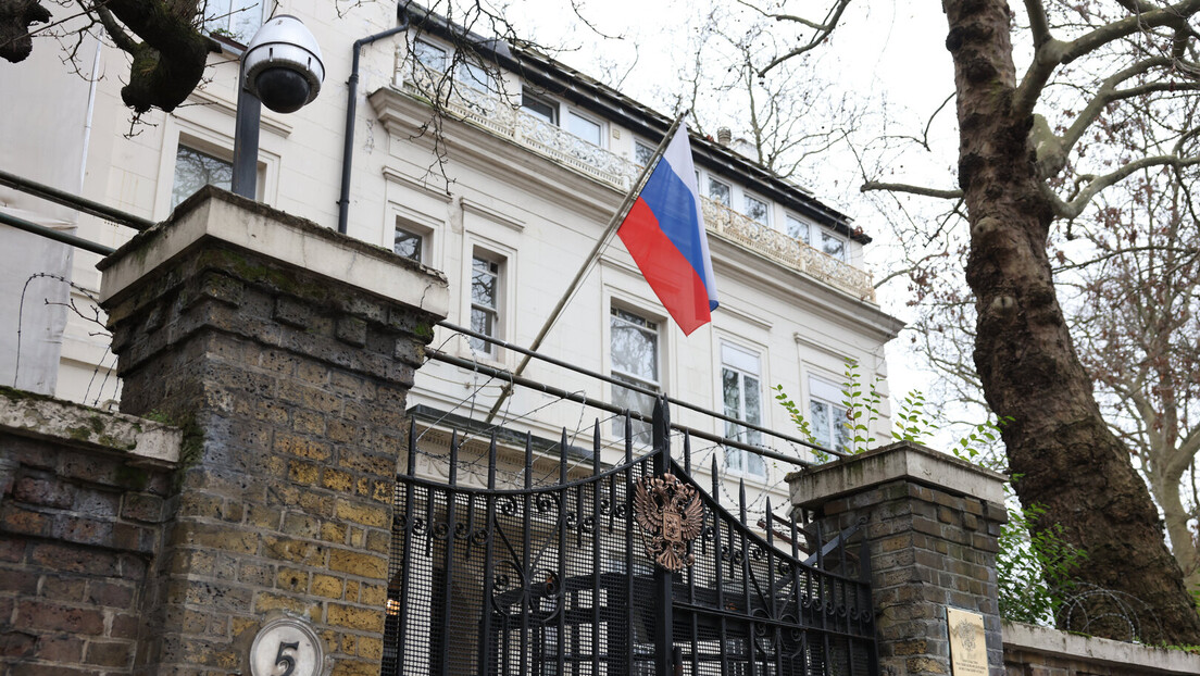 Руска амбасада о испоруци граната: Украјина за Велику Британију полигон за сукоб са Русијом