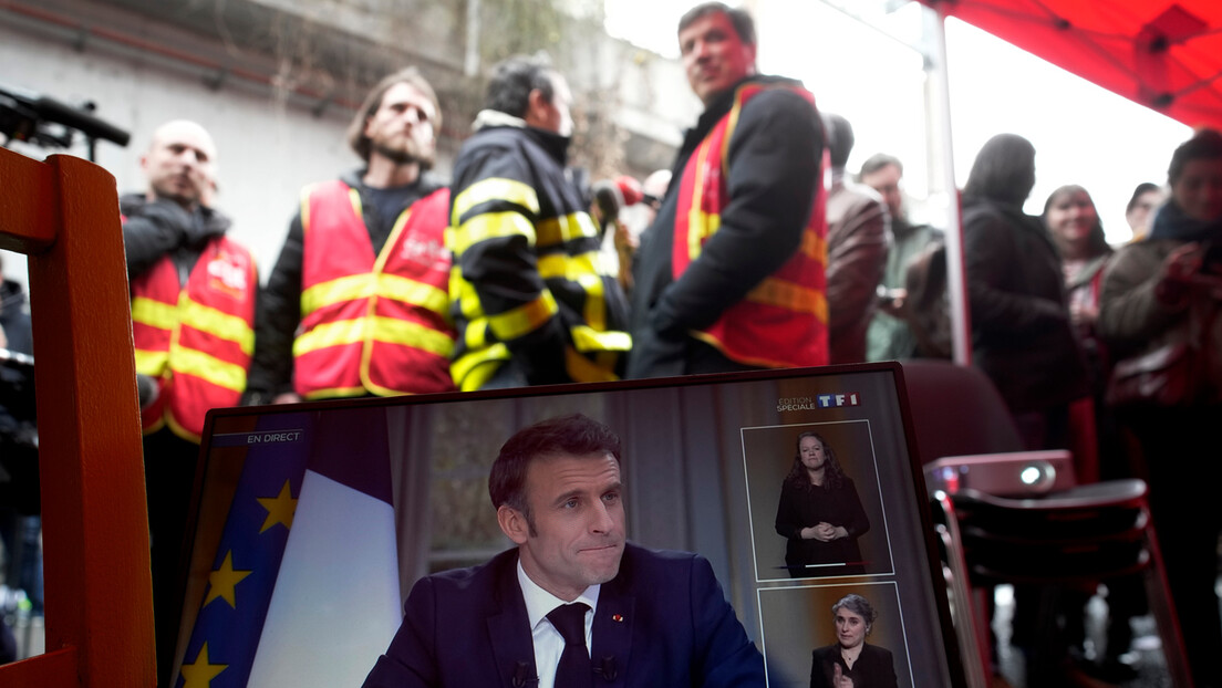 "Мислите да уживам? Не": Макрон не одустаје од закона упркос хаосу широм Француске
