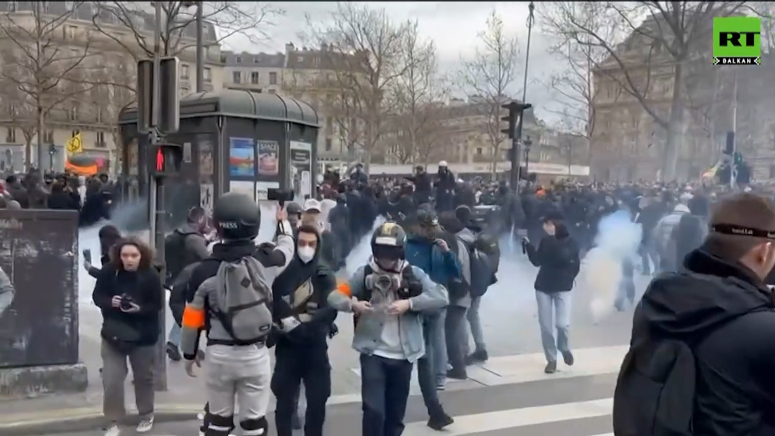 Французи на улицама: Сузавци, водени топови, топови...