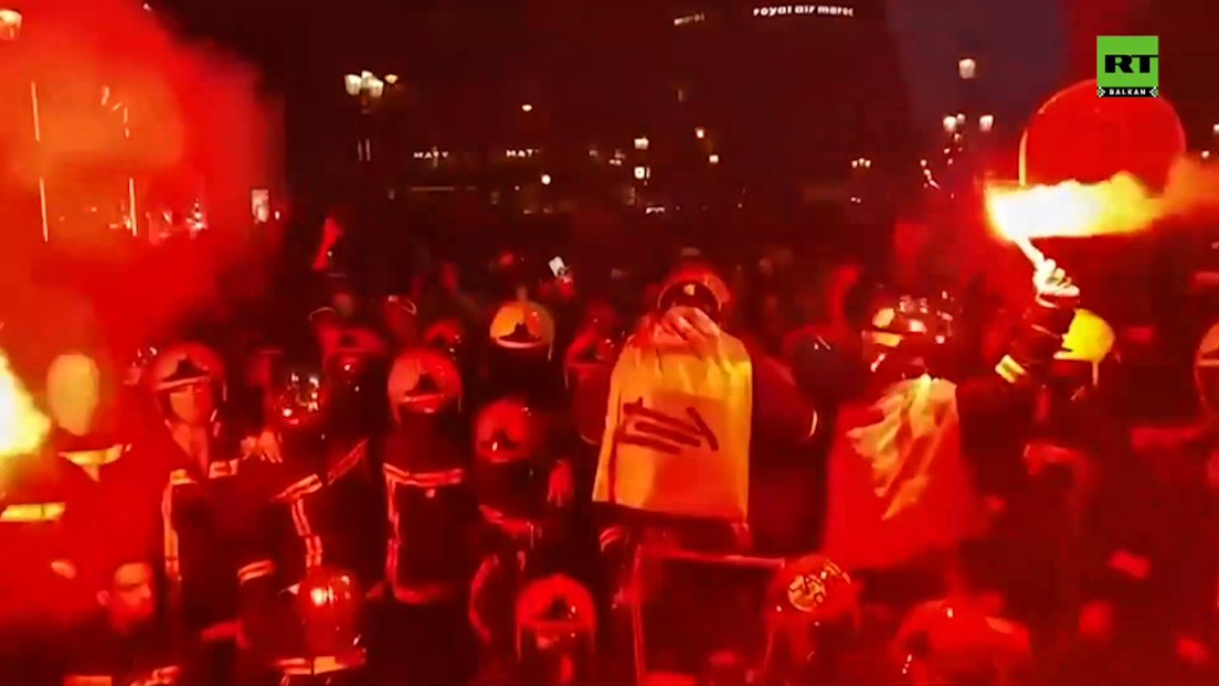 Ватрогасци прелазе на страну демонстраната у Паризу