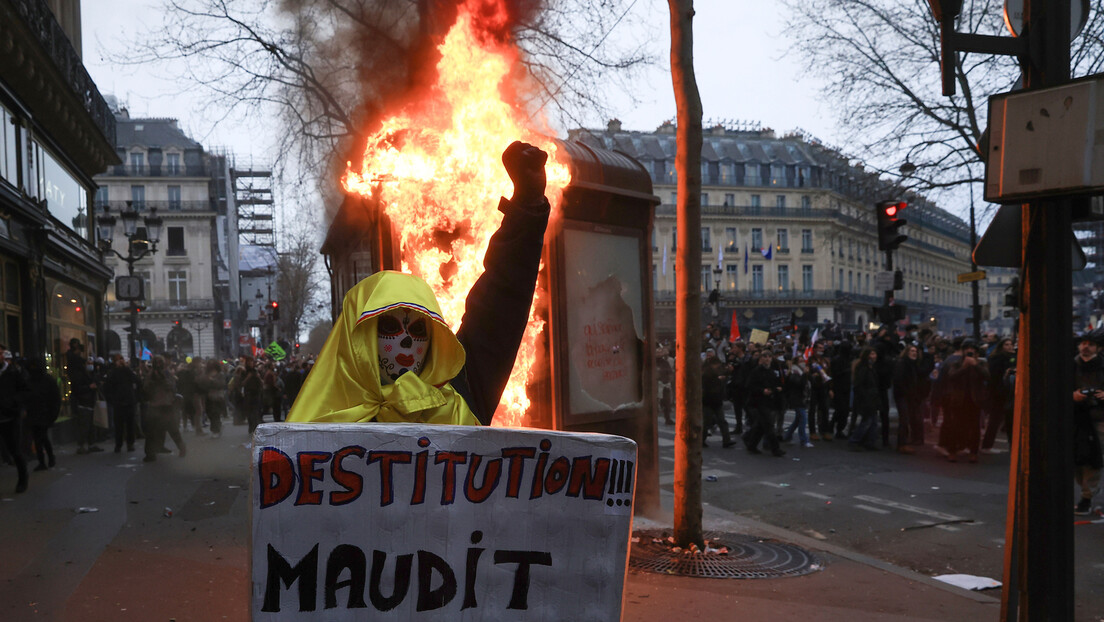 "Politiko": Francuska gorela tokom sinoćnih protesta zbog reforme penzionog sistema