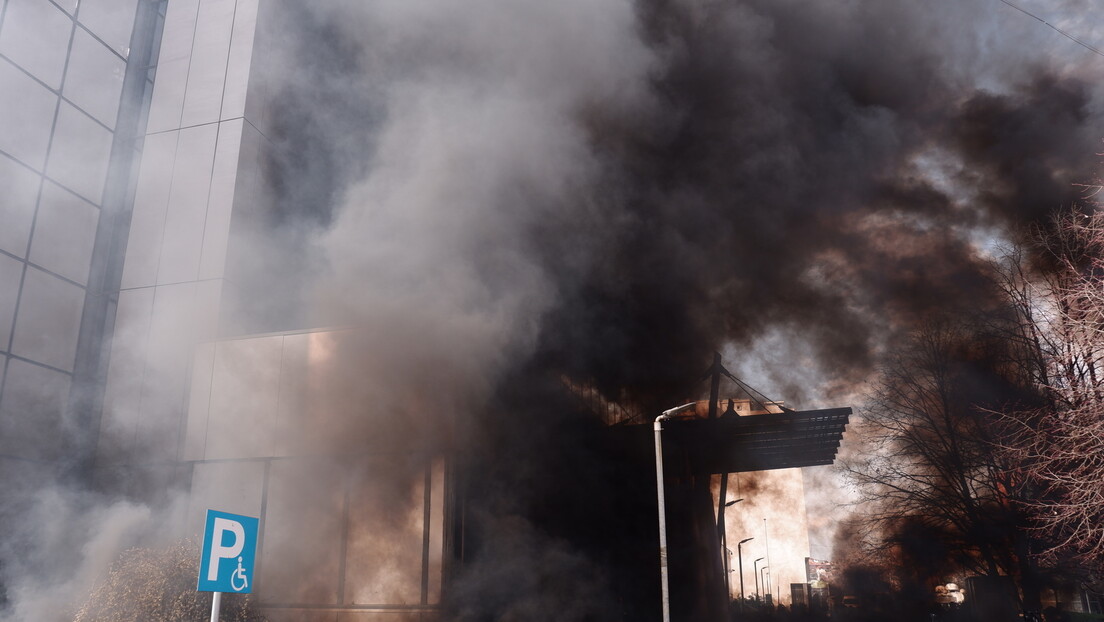 Протест у Приштини: Бацамо димне бомбе, Курти помрачио перспективу "Косова" (ВИДЕО)