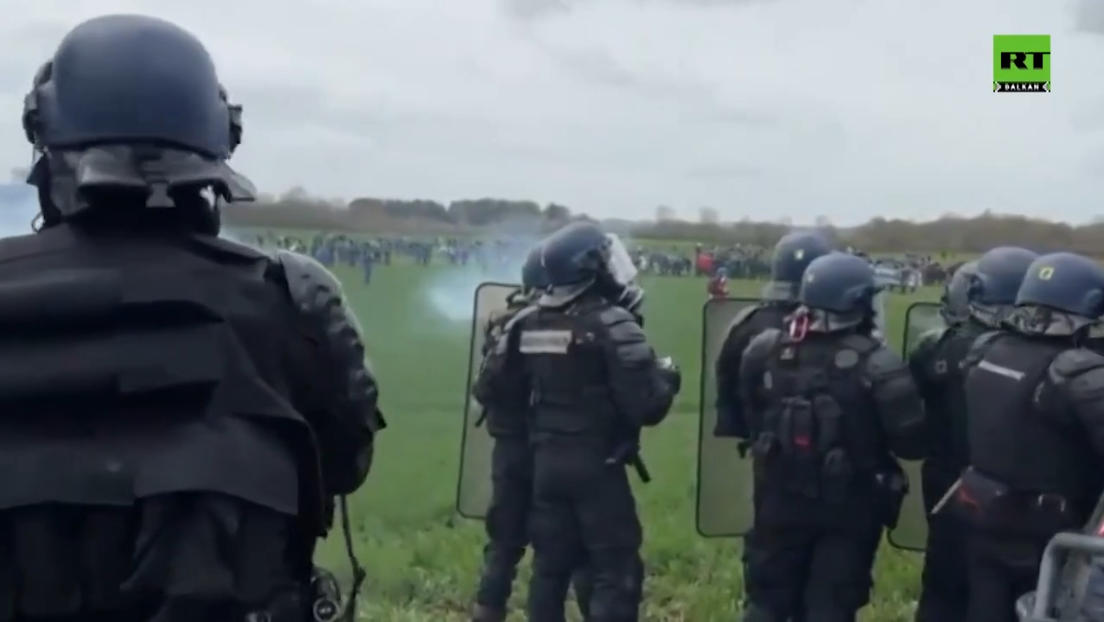 У Француској запаљена полицијска возила Молотовљевим коктелом