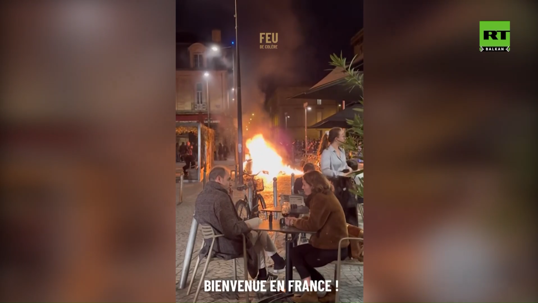 "Идила" у Бордоу: Француски пар ужива у вину док демонстранти пале смеће (ВИДЕО)