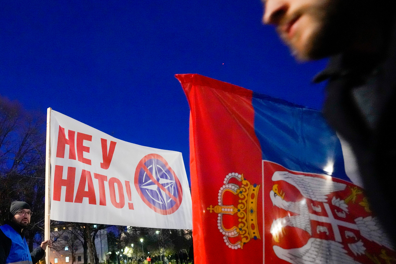 Российско-сербские отношения. Сербы держат флаг РСК.