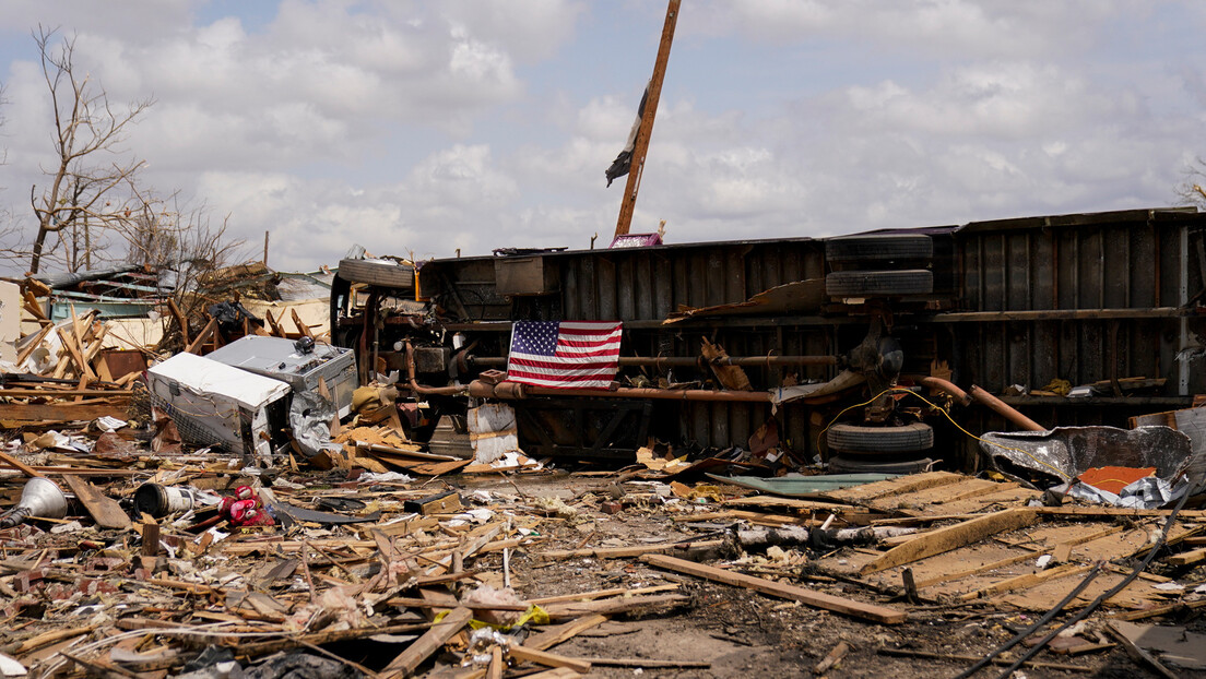 Катастрофа у САД: Торнада опустошила неколико држава, има погинулих (ВИДЕО)