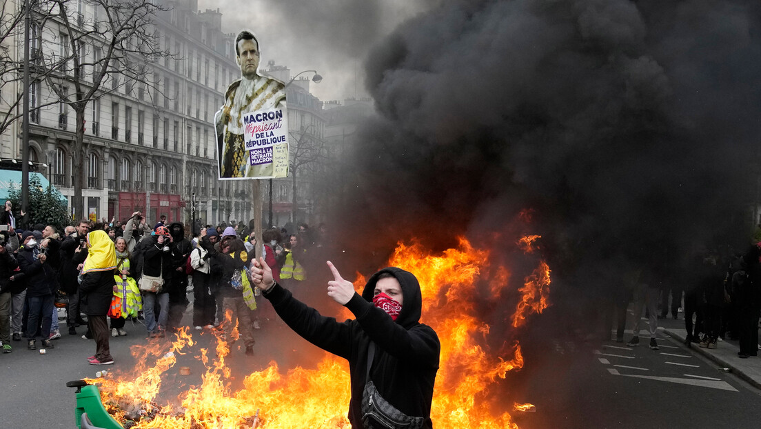 Француска у пламену: Више од 1.000 полицајаца и ватрогасаца повређено у нередима против Макрона