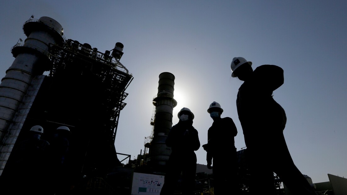 OPEK+ najavio smanjenje proizvodnje: Skok cene nafte od osam odsto