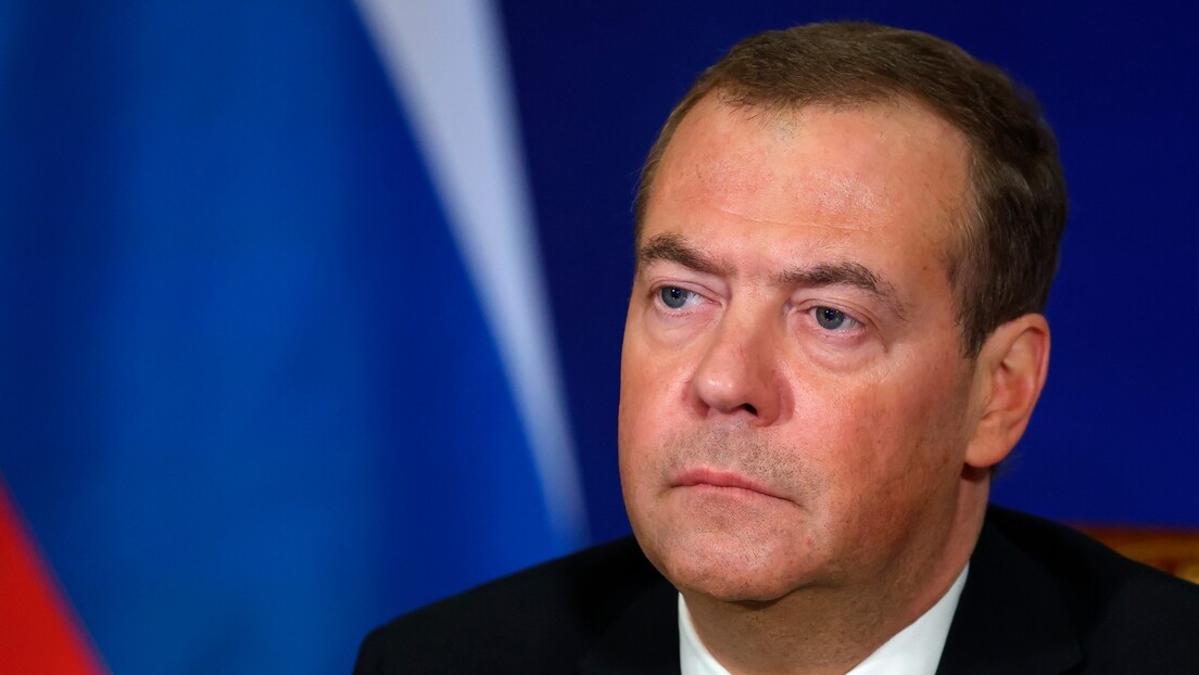 Медведев: Пријавите све којима стиже новац из Украјине